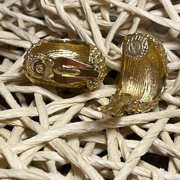 ST. JOHN • GOLD PEBBLED • CLIP ON EARRINGS - Picture 4 of 4